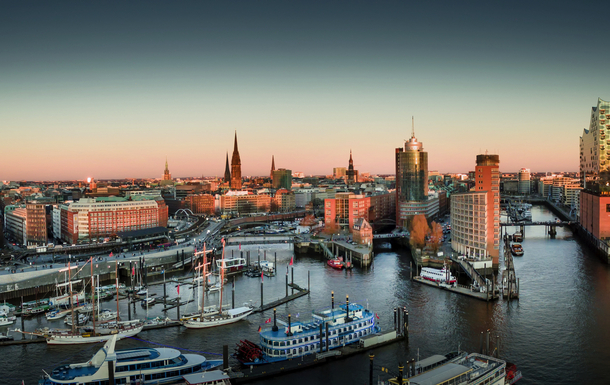 Elbphilharmonie und Hafencity bei Sonnenuntergang