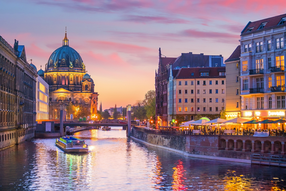 Skyline von Berlin mit der Spree in der Abenddämmerung